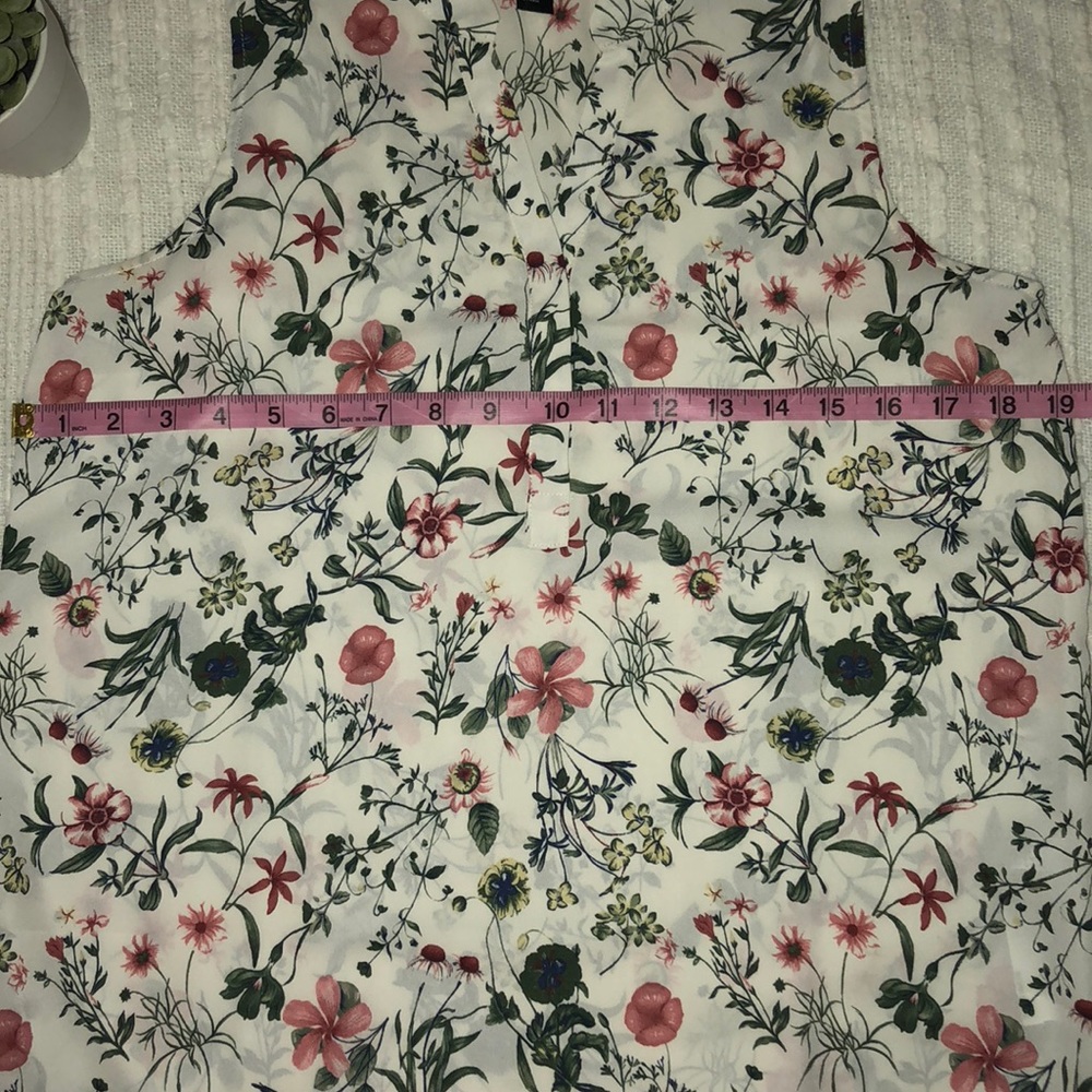 •Floral Sleeveless Blouse• - Picture 4 of 4